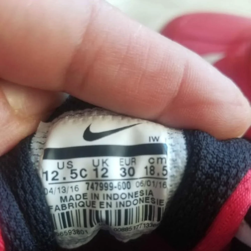 Nike Team Hustle Little Kids Red Sneakers Sz. 12.5